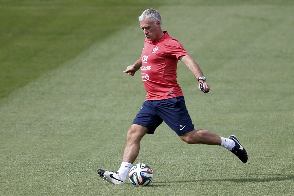 Deschamps adota discurso pé no chão no comando da França | Reuters