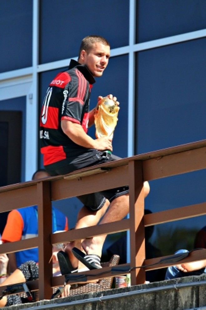 Lukas Podolski exibe a Taça Fifa em hotel no Rio |