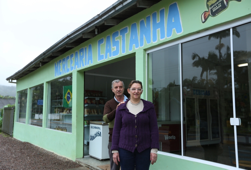 Romeu e Mariluci viram produtos vencerem nas prateleiras da mercearia que têm há 17 anos nas margens da estrada | Fotos: Giuliano Gomes/Gazeta do Povo