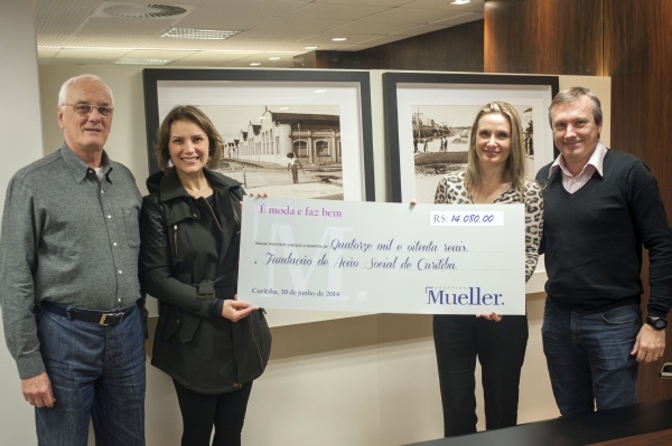 A presidente da Fundação de Ação Social, Marcia Fruet (de preto), recebeu ontem R$ 14.080 doados pelo Shopping Mueller, correspondente a 50% do valor obtido com a venda das Pulseiras do Bem durante as campanhas de Dia das Mães e dos Namorados. Com ela na foto, Laécio Werneck (à esq.), presidente da associação dos lojistas do shopping; a gerente de marketing, Melissa Barbosa, e Nelsi Frizzo, diretor do Mueller | Daniel Caron/FAS