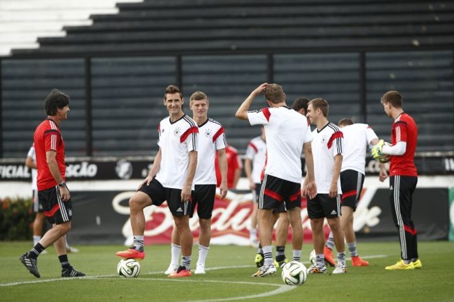 Klose (com a bola) aguarda o início do treino da Alemanha no São Januário | 
