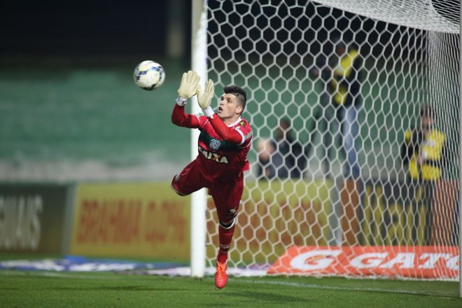 Goleiro Tiago Volpi, do Figueirense, faz defesa após chute do Coxa | 