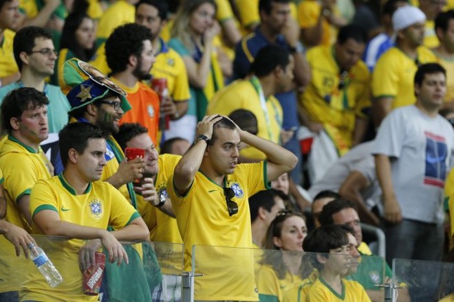 Brasileiros lamentam goleada da seleção alemã diante do Brasil | 