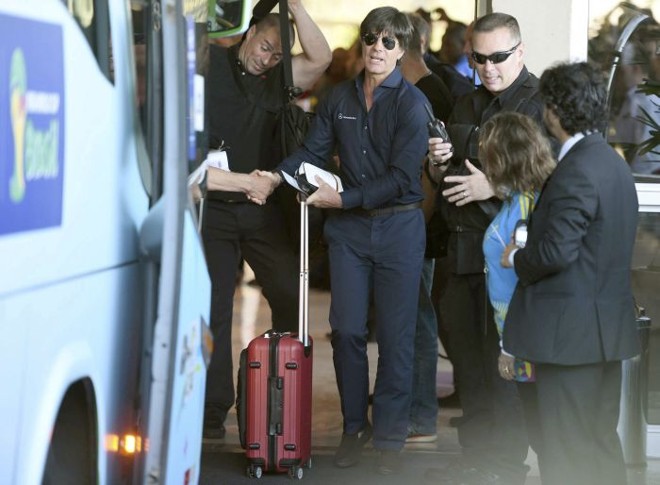 O técnico Joachim Löw a caminho do aeroporto do Rio |