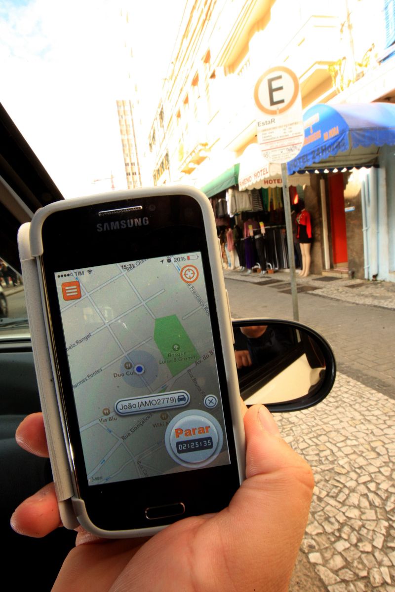 Aplicativo da empresa israelense Pango dispensa o uso de cartões de papel e evita as filas nas lotéricas | Ivonaldo Alexandre/ Gazeta do Povo