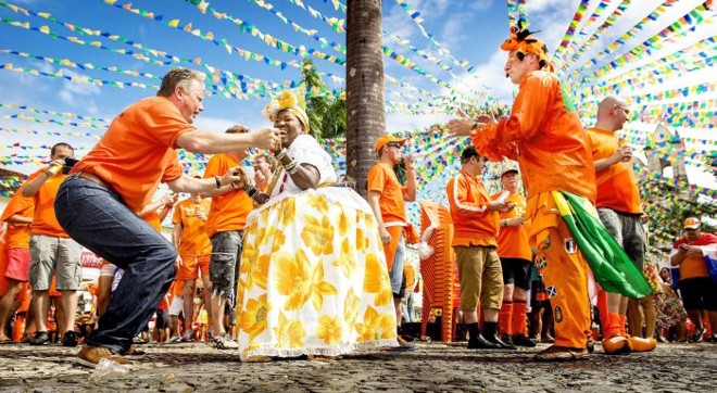 Torcedores da Holanda colorem de laranja as ruas do Pelourinho, em Salvador |