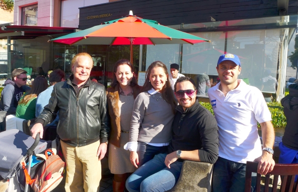 Várias pessoas marcaram presença na estreia do projeto Comida na Calçada, do restaurante Olivença, no sábado, entre elas o cirurgião plástico Arnaldo Miró com a mulher, Julieta, os filhos Humberto e Gisela e o namorado dela, o arquiteto Rafael Carvalho | Fabiano Camargo