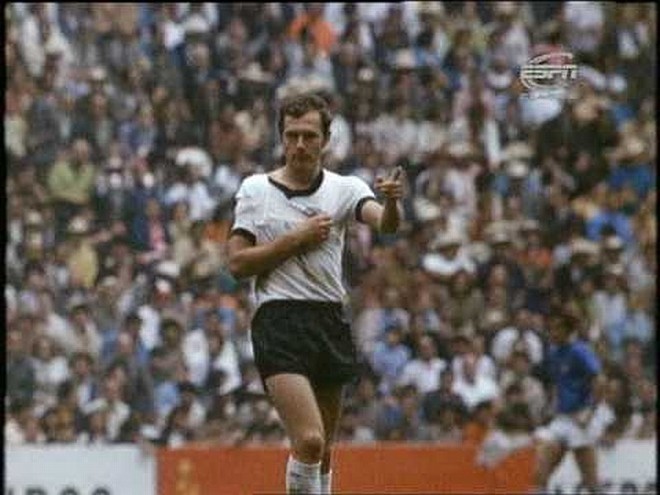 Beckenbauer-1970:O Kaiser passou por um drama na semifinal da Copa de 1970 contra a Itália. O craque alemão sofreu uma luxação no ombro direito. Sem poder fazer substituições, seguiu jogando com o ombro imobilizado até o fim da prorrogação, quando a Alemanha foi batida por 4 a 3. | 