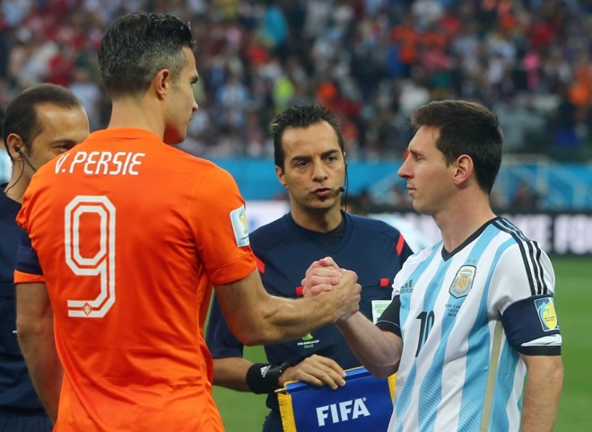 Os capitães Robin van Persie, da Holanda, e Lionel Messi, da Argentina, se cumprimentam antes do início da partida no Itaquerão | 