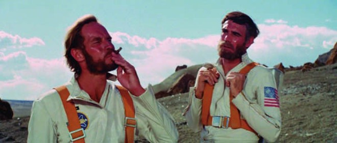 De Volta ao Planeta dos Macacos (1970):Na primeira continuação da franquia, dirigida por Ted Post, o astronauta Brent (James Franciscus) é enviado para resgatar Taylor, mas também cai no Planeta dos Macacos e descobre um grande poderio militar nas mãos dos inimigos | 