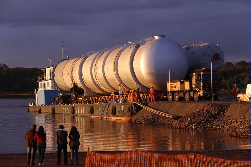 Peças gigantes aguardam para seguir viagem no lago de Itaipu | Nilton Rolin/Itaipu Binacional