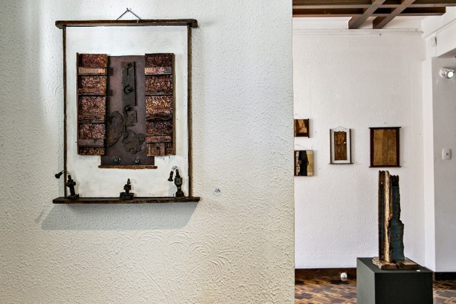 Os parafusos e pregos, considerados plasticamente bonitos por Arney, integram alguns quadros |