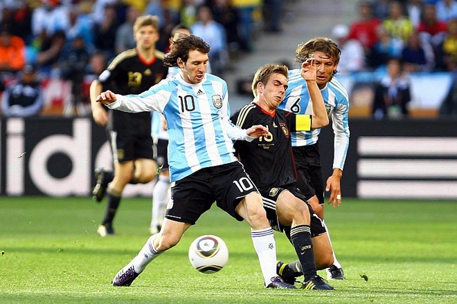 2010 Alemanha 4 x 0 Argentina:A maior goleada do duelo veio no último encontro. Comandada pelo técnico Maradona, a Argentina, que já tinha Messi como titular, foi presa fácil para a Alemanha. Foram dois gols de Miroslav Klose, um de Thomas Müller e outro de Arne Friedrich. A Alemanha se classificou para as semifinais com a vitória. |