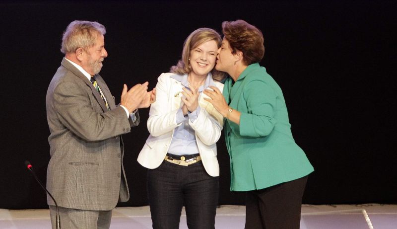 Lula, Gleisi e Dilma durante evento de lançamento da candidatura petista no Paraná | Daniel Castellano/Gazeta do Povo