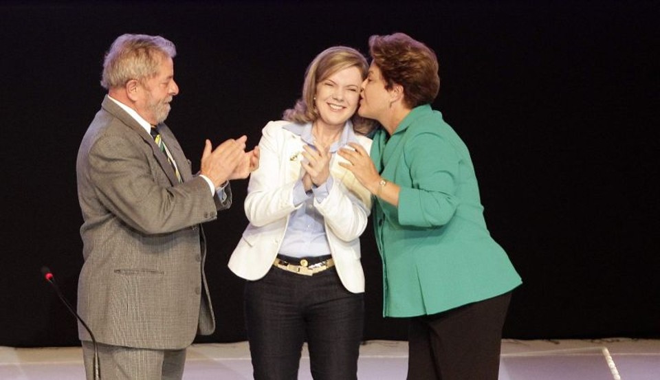 Lula, Gleisi e Dilma durante evento de lançamento da candidatura petista no Paraná | Daniel Castellano/Gazeta do Povo