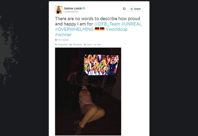 A tenista Sabine Lisicki postou uma foto comemorando em frente à tevê |