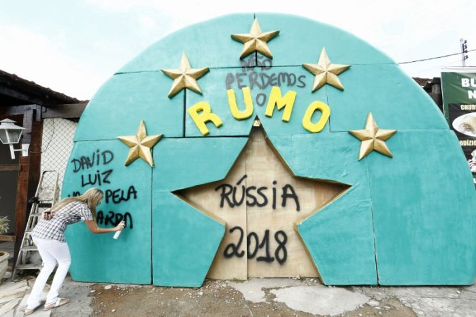 Cenógrafa Débora Santana faz adaptação em painel do hexa, na Granja Comary | Hugo Harada/Gazeta do Povo