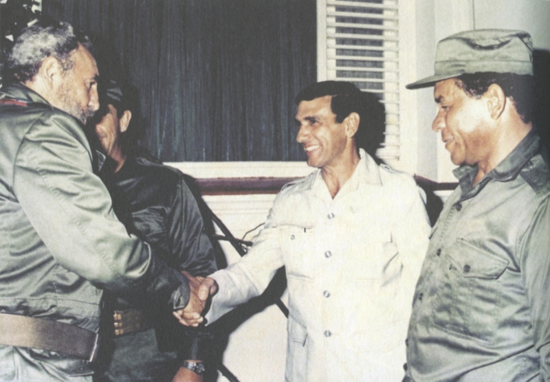 O guarda-costas felicita o chefe, em 1990, por uma medalha recebida | Reprodução