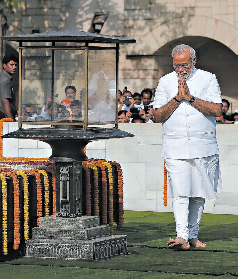 Narendra Modi, novo primeiro-ministro da Índia, usa peça de vestuário que recebeu seu nome | Rajesh Kumar Singh/Associated Press