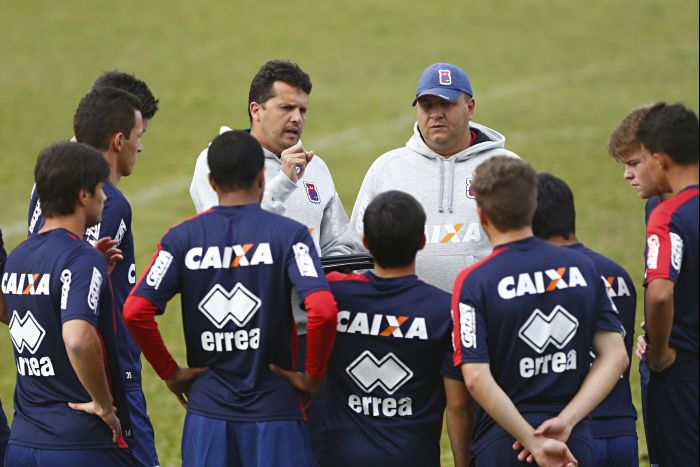 Claudinei Oliveira orienta o elenco do Paraná em treino | Felipe Rosa / Gazeta do Povo