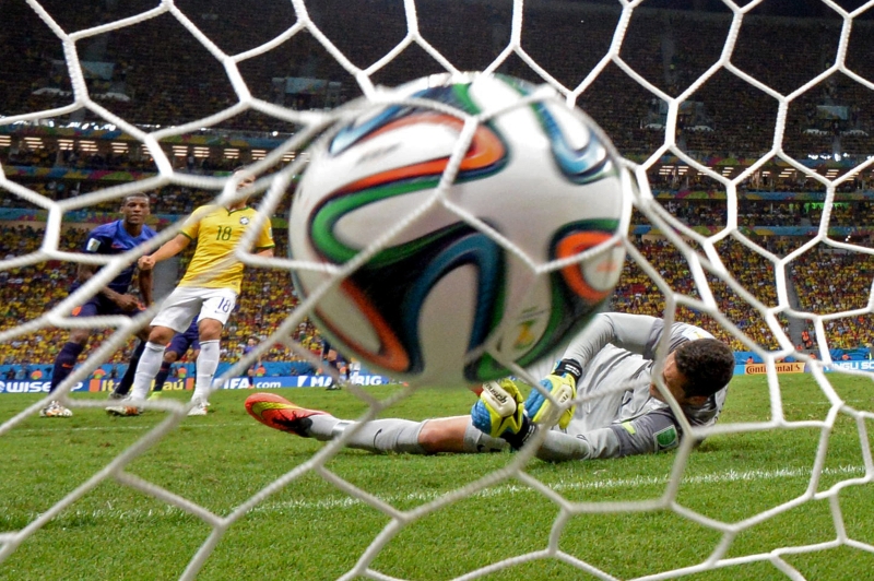 O goleiro Júlio César é batido pela décima vez em dois jogos: gol de Wijnaldum selou o desastre brasileiro na Copa | Damien Meyer/ AFP