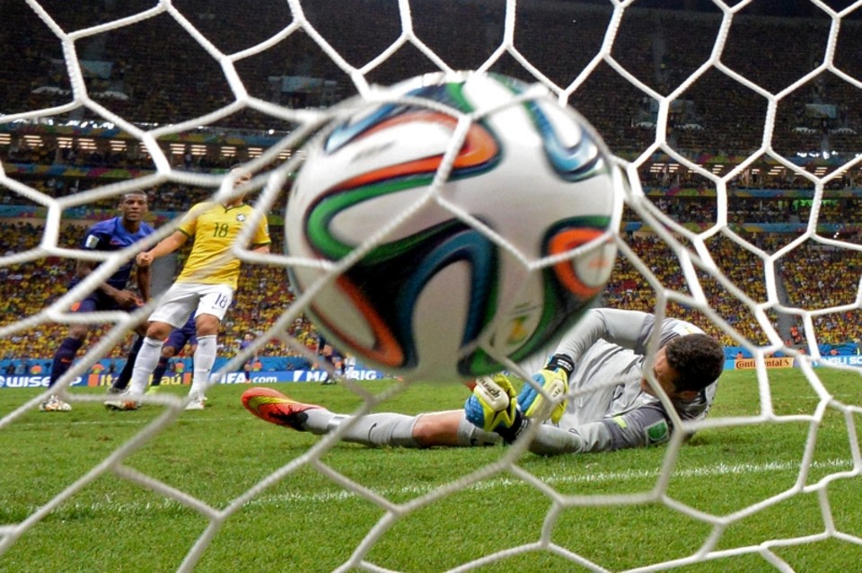 O goleiro Júlio César é batido pela décima vez em dois jogos: gol de Wijnaldum selou o desastre brasileiro na Copa | Damien Meyer/ AFP