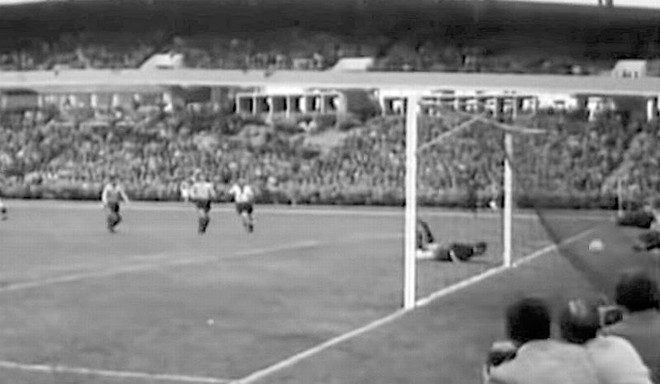 1958 Argentina 1 x 3 Alemanha: Na estreia daquela Copa ocorreu o primeiro confronto das duas seleções na história do torneio. Cobatta abriu o placar para os argentinos logo no começo, mas a virada dos alemães, que defendiam o título, veio logo com dois gols de Rahn e um de Seeler, dois artilheiros históricos dos europeus | 