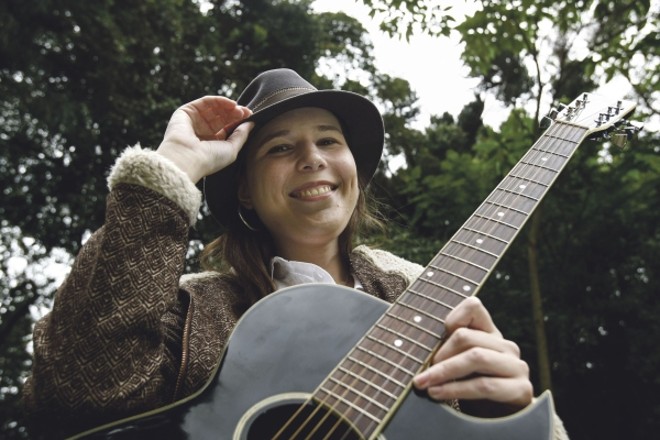 A cantora repete a pose de Bob Dylan: