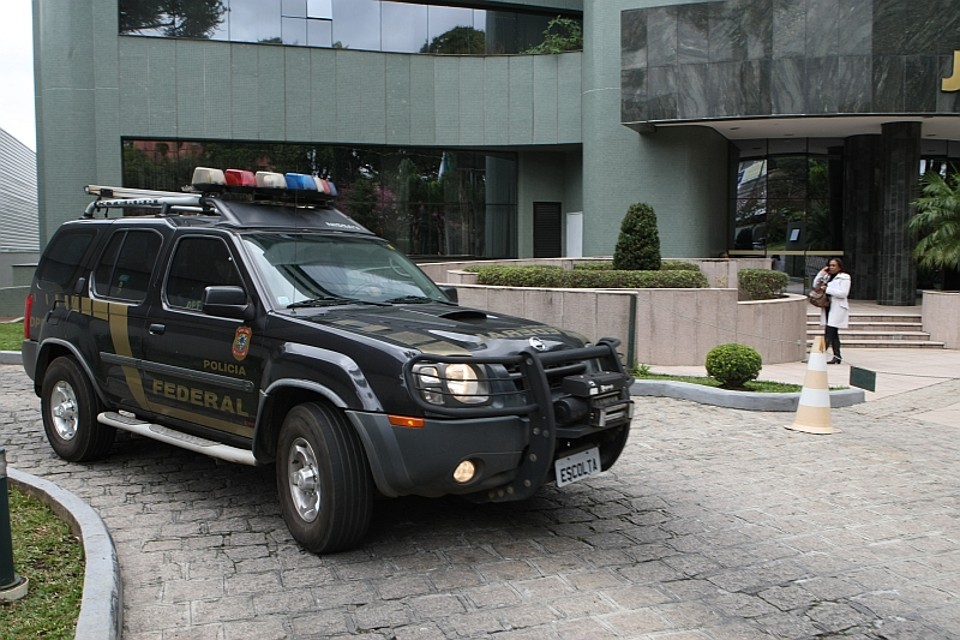 Doleiro Alberto Youssef e o ex-diretor de abastecimento da Petrobras Paulo Roberto Costa chegaram e saíram no mesmo carro da sede da Justiça Federal | Aniele Nascimento / Agência de Notícias Gazeta do Povo