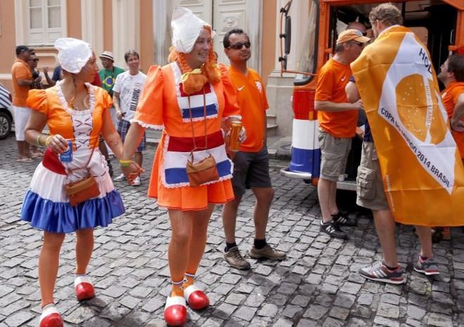 Torcedores da Holanda colorem de laranja as ruas do Pelourinho, em Salvador |