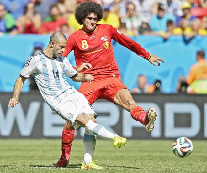 Argentino Mascherano e belga Fellaini brigam pela bola |