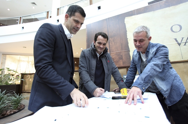 Os empresários André Caldeira e Carlos Pereira (ambos à esq.) e o decorador Paulo Peruzzo vêm trabalhando nos preparativos para a abertura do restaurante Mediterrâneo no Shopping Crystal | Valterci Santos