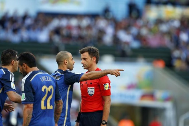 Mascherano reclama com o juiz italiano Nicola Rizzoli |