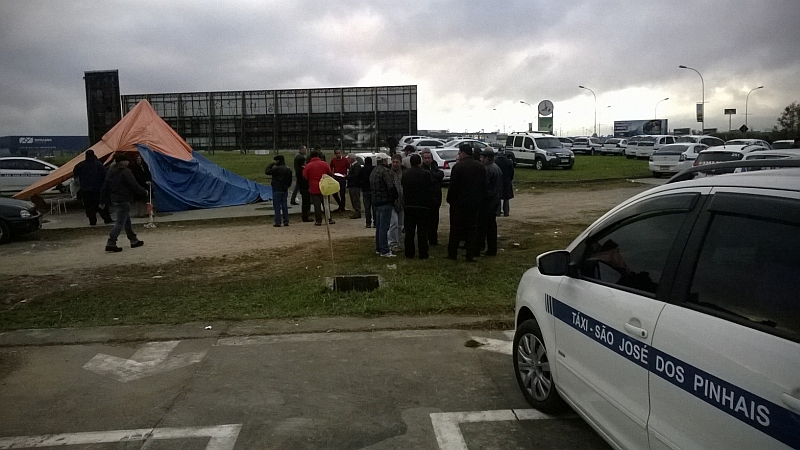 Taxistas são contrários à decisão da Justiça que suspendeu licenças provisórias | Aniele Nascimento / Agência de Notícias Gazeta do Povo