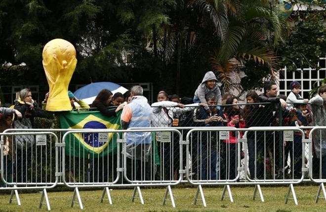 Apesar da humilhação na semifinal, alguns torcedores foram presenciar o último treino da seleção na Granja Comary | 