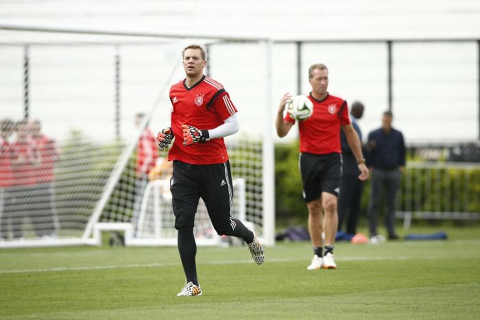 Goleiro Manuel Neuer durante aquecimento no treino deste sábado (12) | Hugo Harada/Gazeta do Povo
