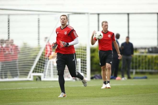 Goleiro Manuel Neuer durante aquecimento no treino deste sábado (12) | 