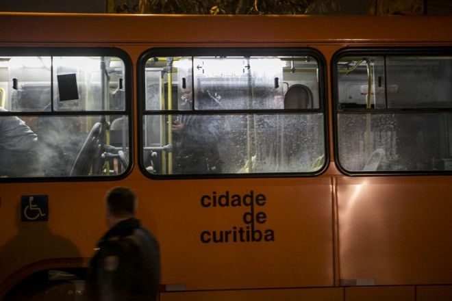 Um dos ônibus depredados após o intervalo da partida |