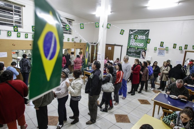 Fila para o jantar no refeitório da Casa de Apoio Ideal. Por dia, mais de 400 refeições são servidas na casa. O cardápio tem direito a três saladas, arroz, feijão, farofa e carne. Tudo preparado ali mesmo, por cozinheiras da casa |