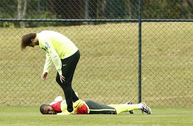 Henrique brinca com Fernandinho no último treino do Brasil na Copa | 