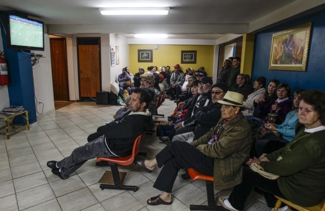 Em tempos de Copa do Mundo, as salas de tevê da Casa de Apoio Ideal ficavam disputadíssimas pelos pacientes que queriam acompanhar os jogos. Neste dia, a maioria apoiava a seleção da Argélia contra a Alemanha |