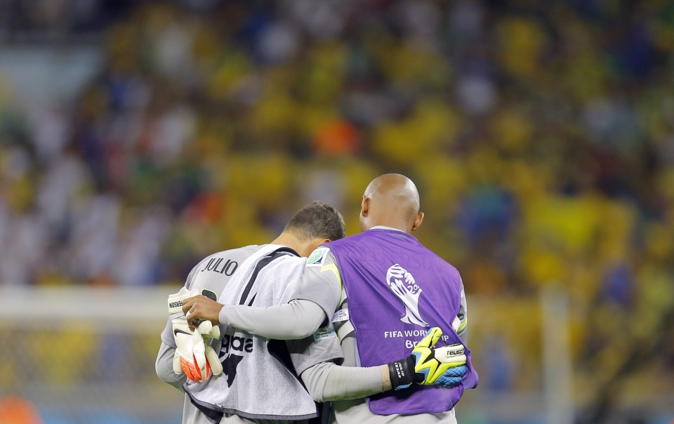 Julio César e Jefferson no intervalo da humilhação diante da Alemanha | ROBERT GHEMENT/EFE