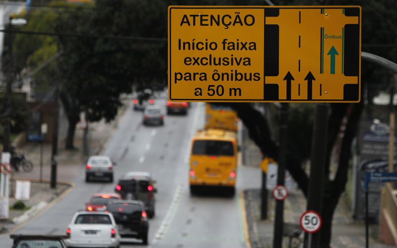 Trafegar na faixa destinada a ônibus rende multa de R$ 53,20 | Jonathan Campos/ Gazeta do Povo