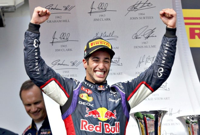 Eu tenho a força: o australiano Daniel Ricciardo comemora o triunfo na Hungria | 