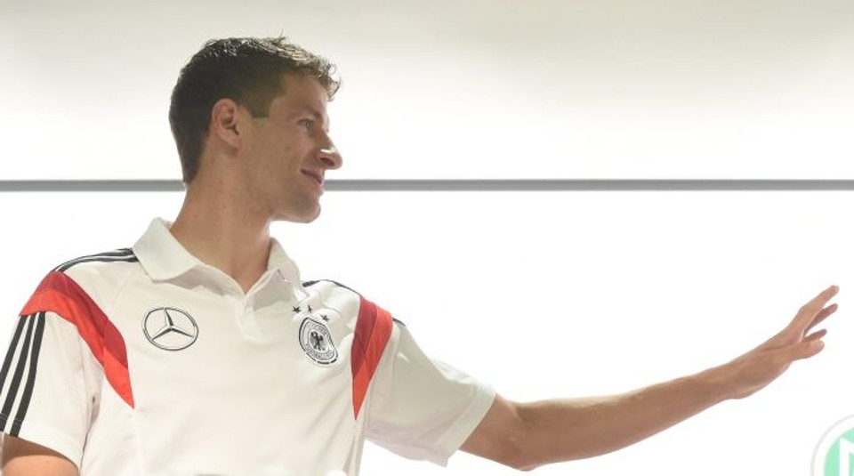 Thomas Müller se despede dos índios pataxós no último treino da Alemanha em Santa Cruz Cabrália | EFE