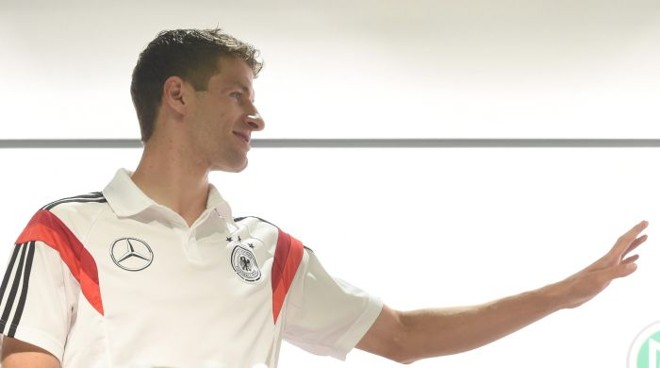 Thomas Müller se despede dos índios pataxós no último treino da Alemanha em Santa Cruz Cabrália | 