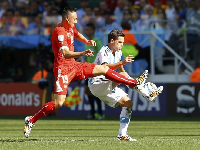 Josip Drmic tenta tirar a posse de bola do jogador argentino Fernando Gago |