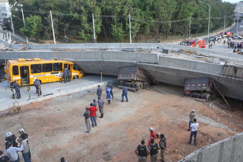 Um ônibus cheio passou sob o viaduto, pouco antes de ele ruir; quatro veículos foram atingidos | Leo Fontes/O Tempo/Folhapress