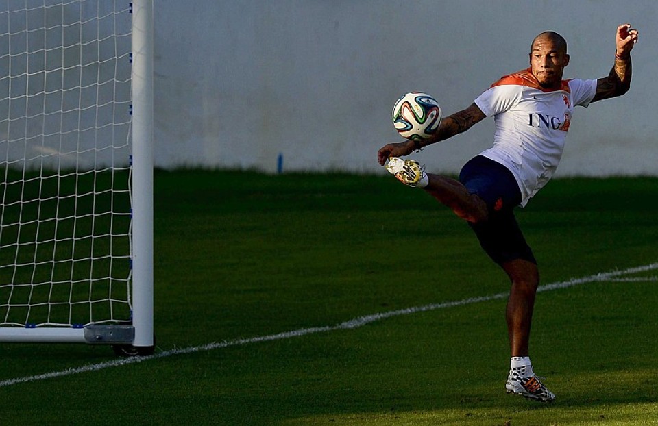 Nigel de Jong treinou normalmente com a seleção holandesa | EFE