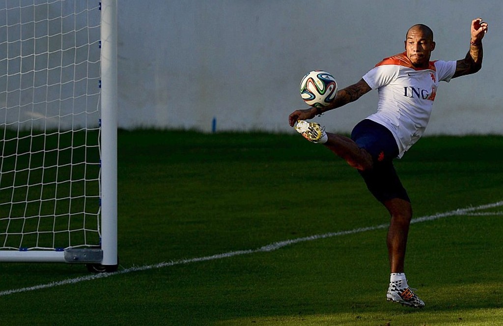 Nigel de Jong treinou normalmente com a seleção holandesa